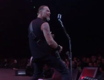 Reaparece vocalista de Metallica tras rehabilitación
