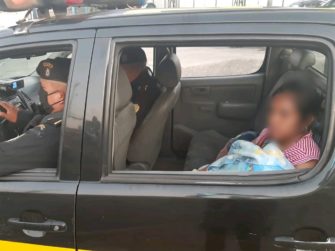 Madre y su bebé fueron abandonados por taxista durante toque de queda y la PNC los ayudó
