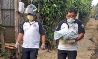 Lanzan a recién nacido a una fosa séptica