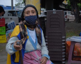 Anciana ofrece sillas a pacientes del IGGS para que esperen sentados su turno