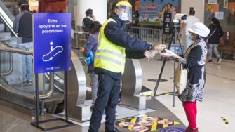 Perú reabre centros comerciales al 50 por ciento para salvar su economía