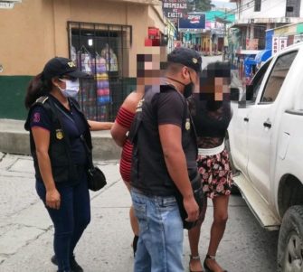 PNC: Hombre vestido de mujer capturado por extorsión de Q300