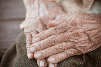 Enterró en soledad a su mamá quien murió por Covid-19