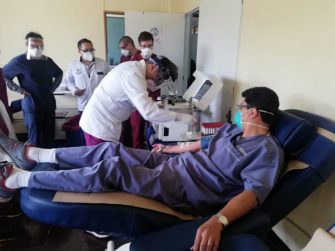 Director del Roosevelt dona plasma para ayudar a pacientes de coronavirus