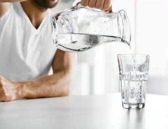 Beneficios de tomar ocho vasos de agua al día