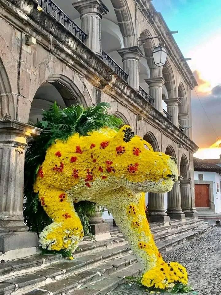 EL JAGUAR DE FLORES - Decoración de la Municipalidad de Antigua Guatemala por el Featival de las Flores 2022. Fotos: Roberto Destarac Photography 