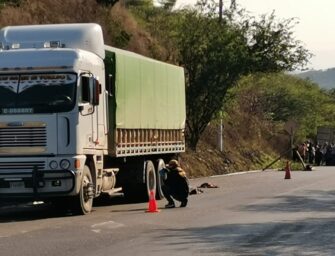 Percance mortal en ruta al Atlántico: motorista impacta detrás de camión y muere