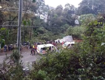 Bus cae en barranco y más de 20 pasajeros resultan heridos