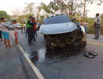 Dos muertos y tres niños heridos en colisión entre camioneta agrícola y picop