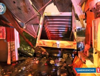 Mujer atrapada bajo camión mientras dormía tras accidente en la ciudad de Guatemala