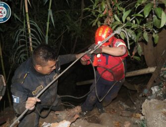 Rescatan a agente de la Policía Nacional Civil tras caer al fondo de un barranco