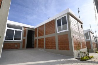 Presidente entrega la primera vivienda