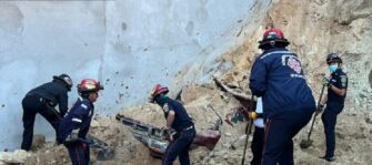 Cuatro trabajadores quedan soterrados