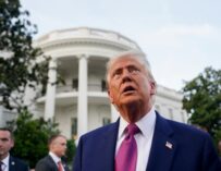 Donald Trump amenaza con aranceles del 50 % a países que suministren armas a Irán