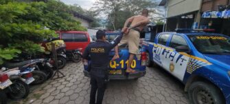 Hondureño con orden de captura es localizado en Chiquimula y entregado a autoridades de su país