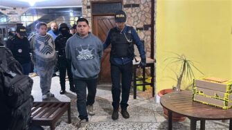 PNC captura a cuatro personas y decomisa arsenal de armas en Santa Elena Barillas