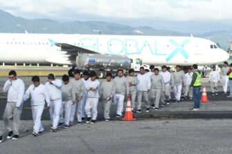 EE. UU. deportó 650 mil inmigrantes irregulares bajo Trump, dice Noem