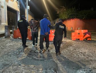 Capturan a dos presuntos saqueadores de vehículos en Antigua Guatemala