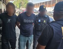 Capturan a dos hombres con arma ilegal y droga en Escuintla