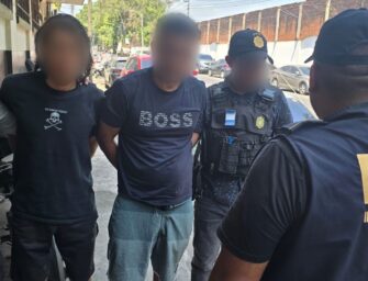 Capturan a dos hombres con arma ilegal y droga en Escuintla