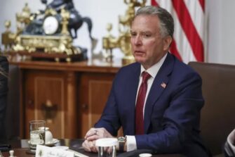 EE. UU. prevé reuniones con Irán y reporta tránsito marítimo en el estrecho de Ormuz