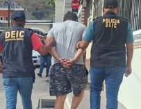 Capturan en flagrancia a presunto estafador en parque central de Guastatoya