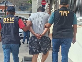 Capturan en flagrancia a presunto estafador en parque central de Guastatoya