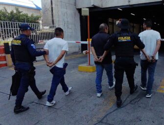 Caen presuntos asaltantes de bus con droga y arma de gas