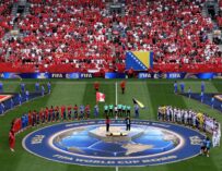 Canadá rescata un empate en su debut mundialista frente a Bosnia