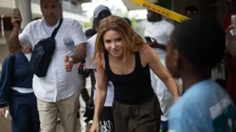 Shakira reconstruirá universidad y diez colegios en Colombia