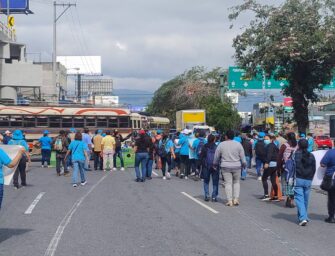 Trabajadores de Salud bloquean puntos de la red vial nacional