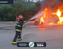 Vehículo queda destruido por incendio en la ruta al Atlántico