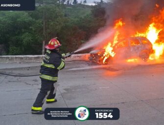 Vehículo queda destruido por incendio en la ruta al Atlántico
