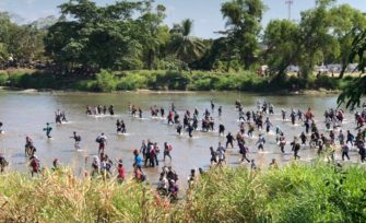 Cientos de migrantes hondureños cruzan Guatemala y llegan a México