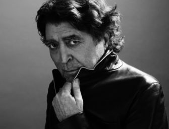 Joaquín Sabina se cae de escenario y es retirado en camilla