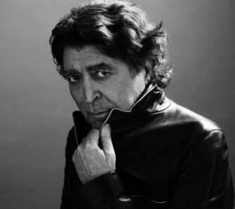Joaquín Sabina se cae de escenario y es retirado en camilla