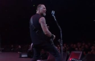 Reaparece vocalista de Metallica tras rehabilitación