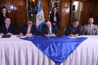Guatemala firma convenio con EE. UU. para que haya más vuelos