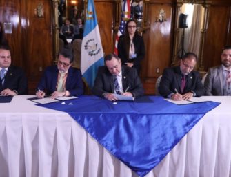 Guatemala firma convenio con EE. UU. para que haya más vuelos