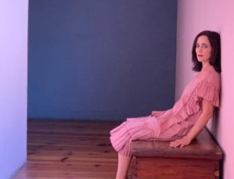 Julieta Venegas estrena «Mujeres», una canción de protesta