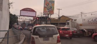 Calles de la capital de Guatemala se llenaron este lunes pese a restricciones por COVID-19