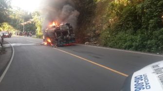 Incendio sorprende a conductores en Retalhuleu