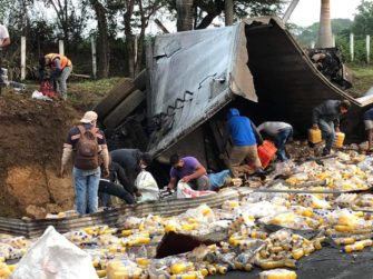 Peatones se roban mercadería de trailer accidentado