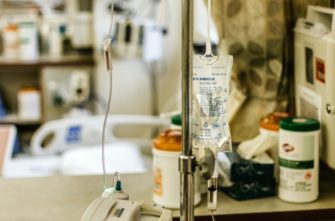 Fármaco experimental ayuda a pacientes a recuperarse del COVID-19 con rapidez
