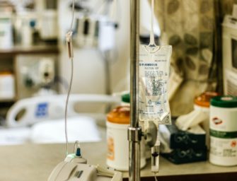 Fármaco experimental ayuda a pacientes a recuperarse del COVID-19 con rapidez