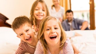 La esencia de vida y su aprendizaje de los hijos en el extranjero