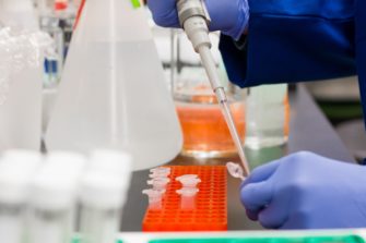 Unión Europea donará 70 mil pruebas para detectar COVID-19