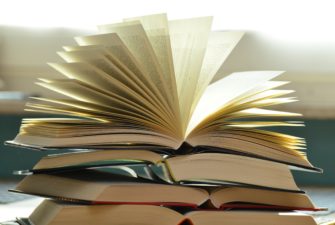 #LibrosParaQuedarseEnCasa: Un thriller, un clásico guatemalteco y un referente del liderazgo