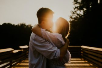 El origen del #DíaInternacionalDelBeso, 13 de abril