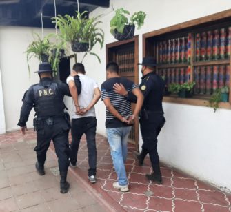 Frustran robo de camión repartidor de alimentos